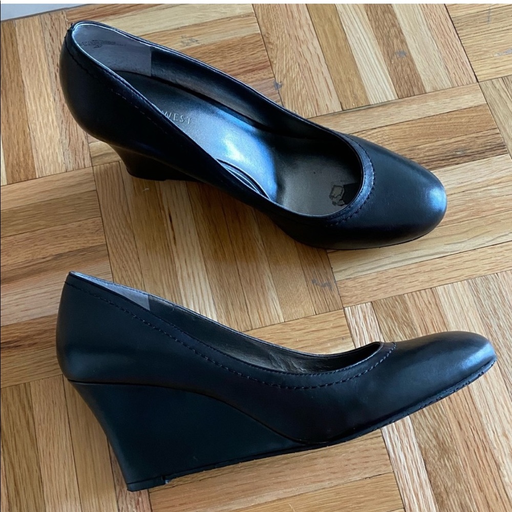 Nine West Women’s shoes
Size 9
Minor damage inside the sole only.. - Picture 8 of 10
